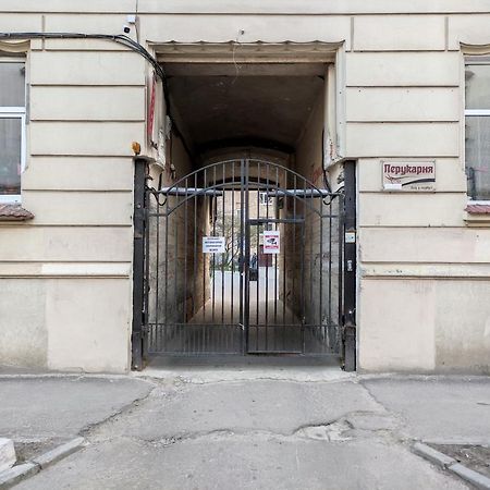 Квартира Біля Залізничного Вокзалу Lviv Buitenkant foto