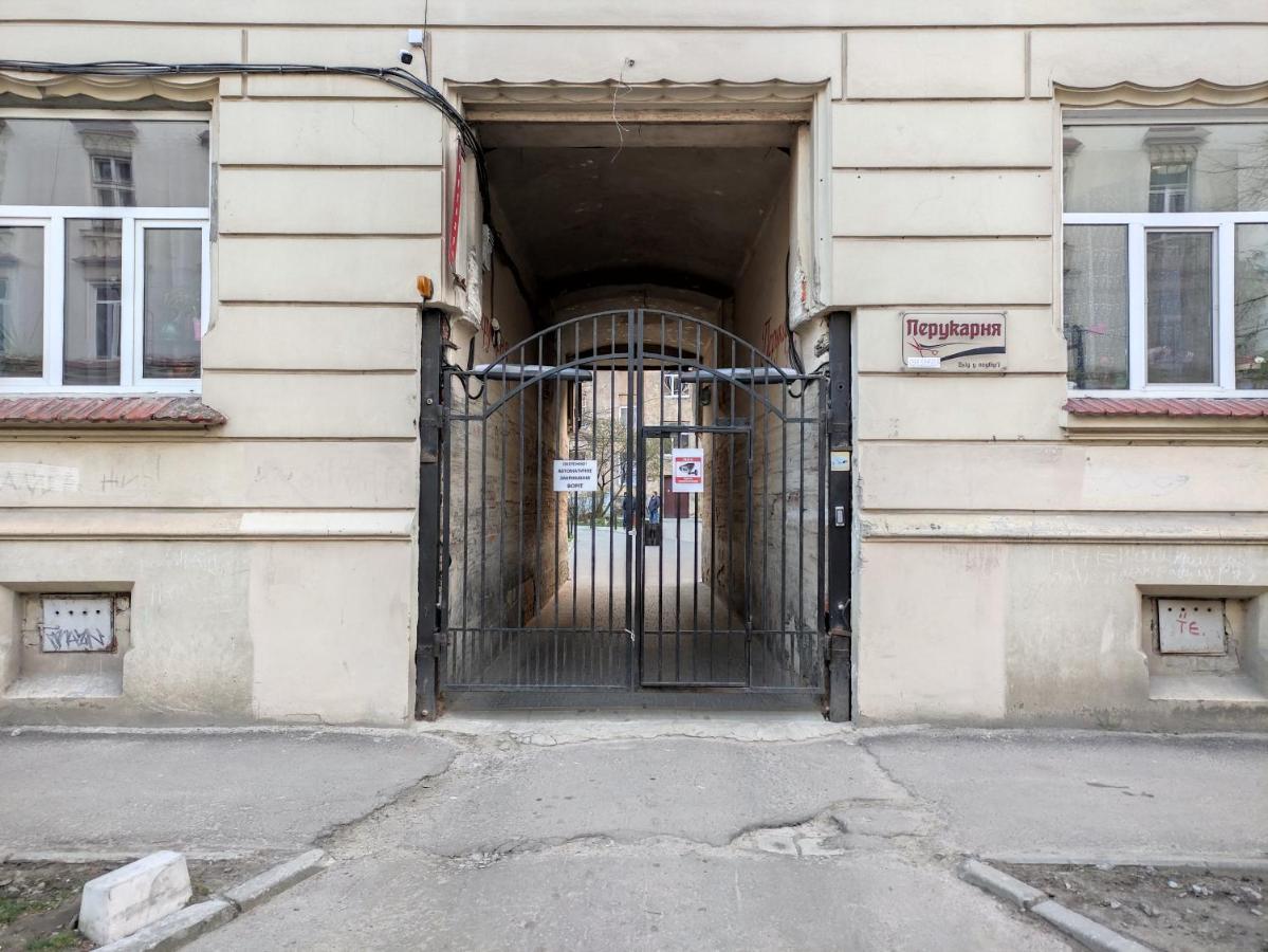 Квартира Біля Залізничного Вокзалу Lviv Buitenkant foto